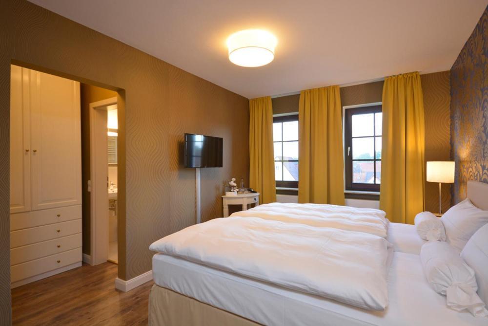 זקסנהיים Hotel Am Kirchplatz מראה חיצוני תמונה