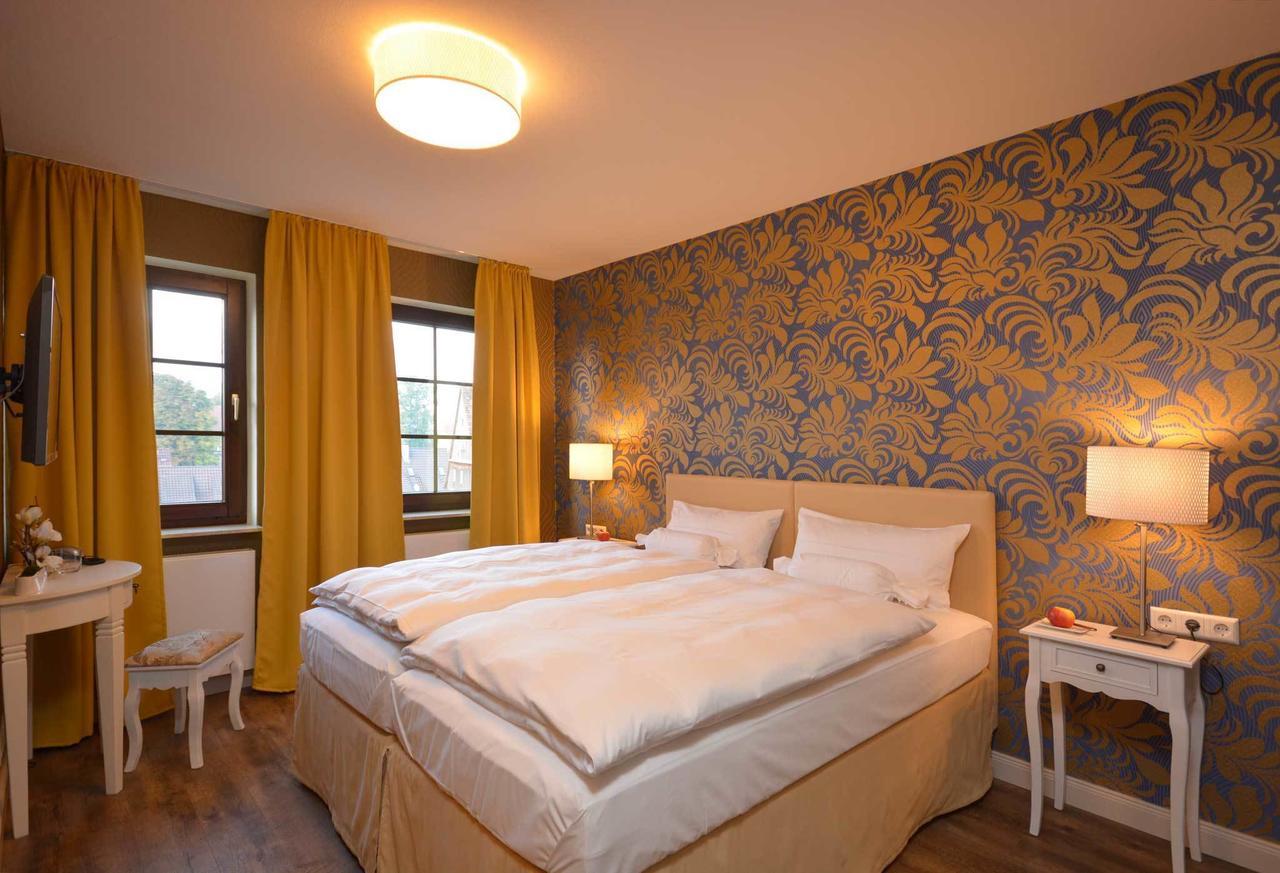 זקסנהיים Hotel Am Kirchplatz מראה חיצוני תמונה