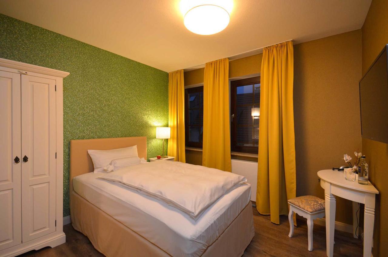 זקסנהיים Hotel Am Kirchplatz מראה חיצוני תמונה